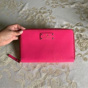 🩷GUC🩷 Kate Spade Wellesley Travel Wallet- Pink